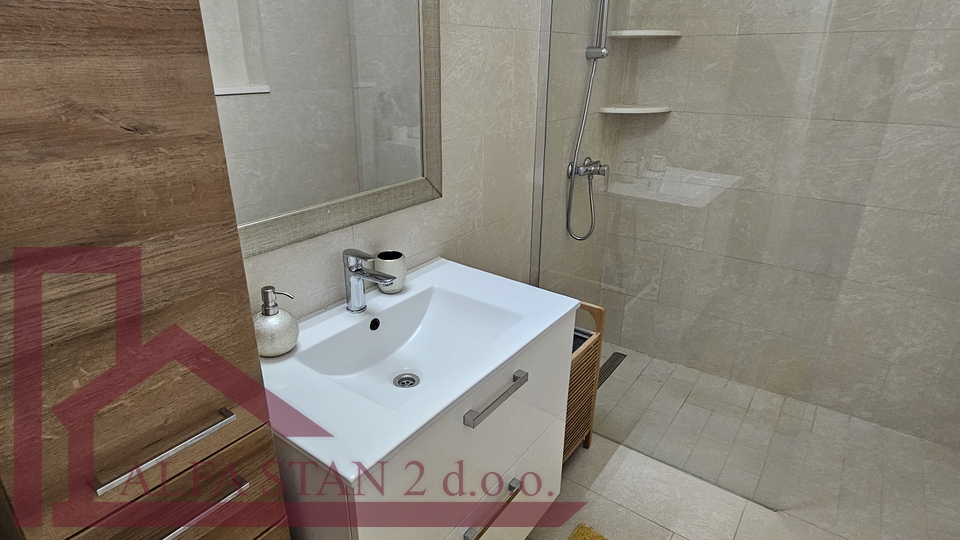 AFFITTO A LUNGO TERMINE – Appartamento monolocale confortevole, Seget Donji (Trogir)