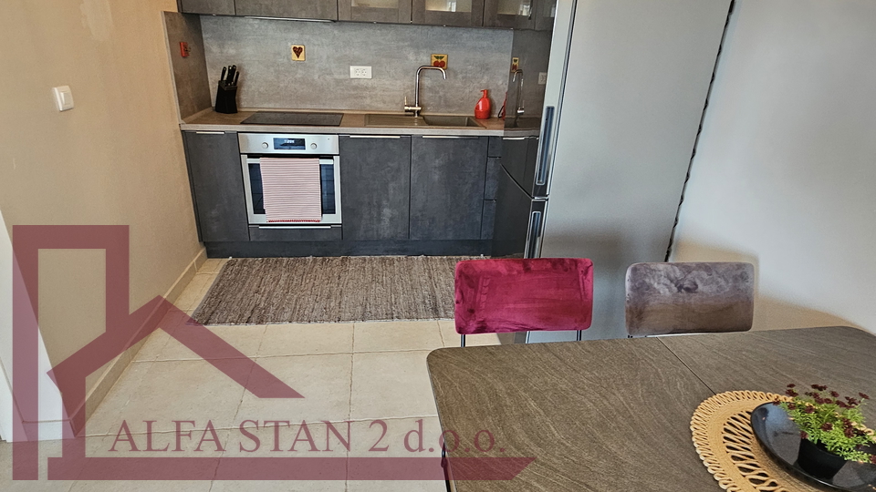 AFFITTO A LUNGO TERMINE – Appartamento monolocale confortevole, Seget Donji (Trogir)