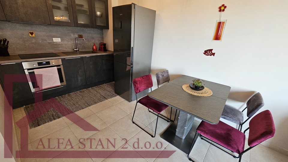 AFFITTO A LUNGO TERMINE – Appartamento monolocale confortevole, Seget Donji (Trogir)