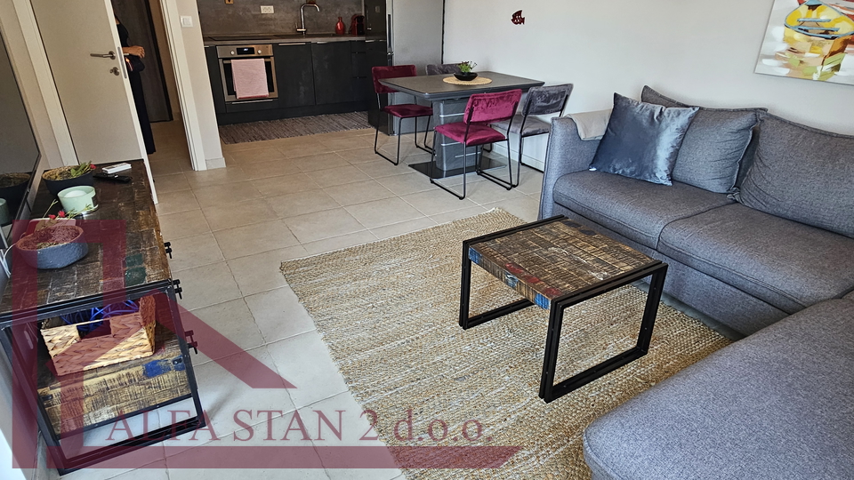 AFFITTO A LUNGO TERMINE – Appartamento monolocale confortevole, Seget Donji (Trogir)
