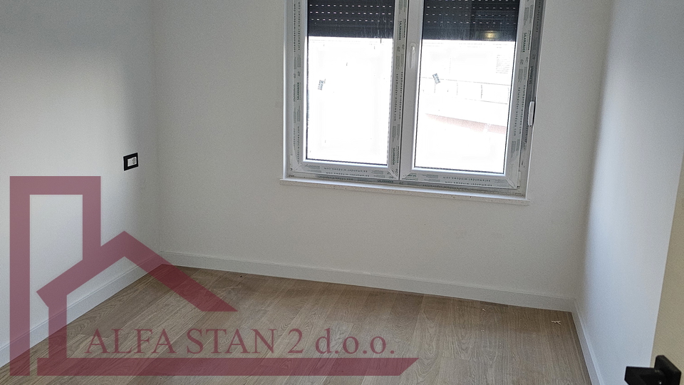 Podstrana, Grljevac, Stan 3S+DB + terasa + ostava+ 2 garažna parkirna mjesta