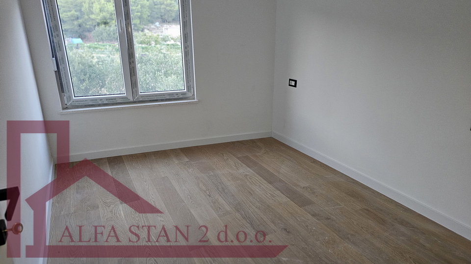 Podstrana, Grljevac, Apartment 3 rooms + dining room + terrace + storage + 2 garage parking spaces