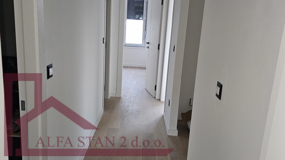 Podstrana, Grljevac, Stan 3S+DB + terasa + ostava+ 2 garažna parkirna mjesta