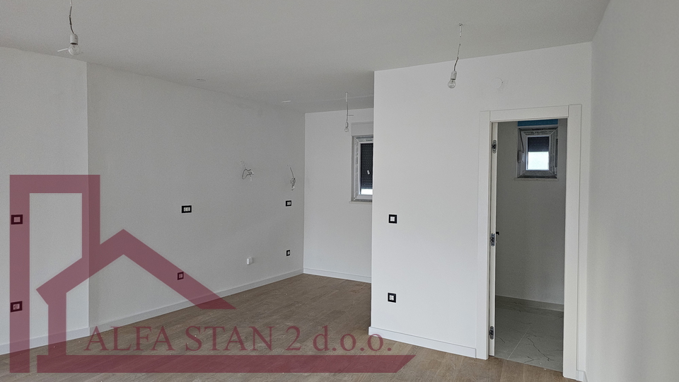 Podstrana, Grljevac, Stan 3S+DB + terasa + ostava+ 2 garažna parkirna mjesta