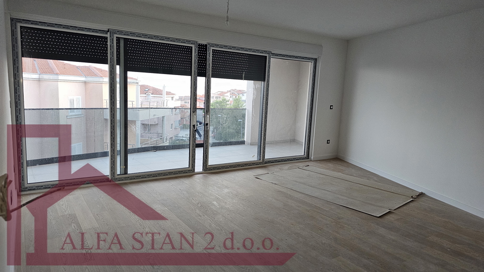 Podstrana, Grljevac, Stan 3S+DB + terasa + ostava+ 2 garažna parkirna mjesta