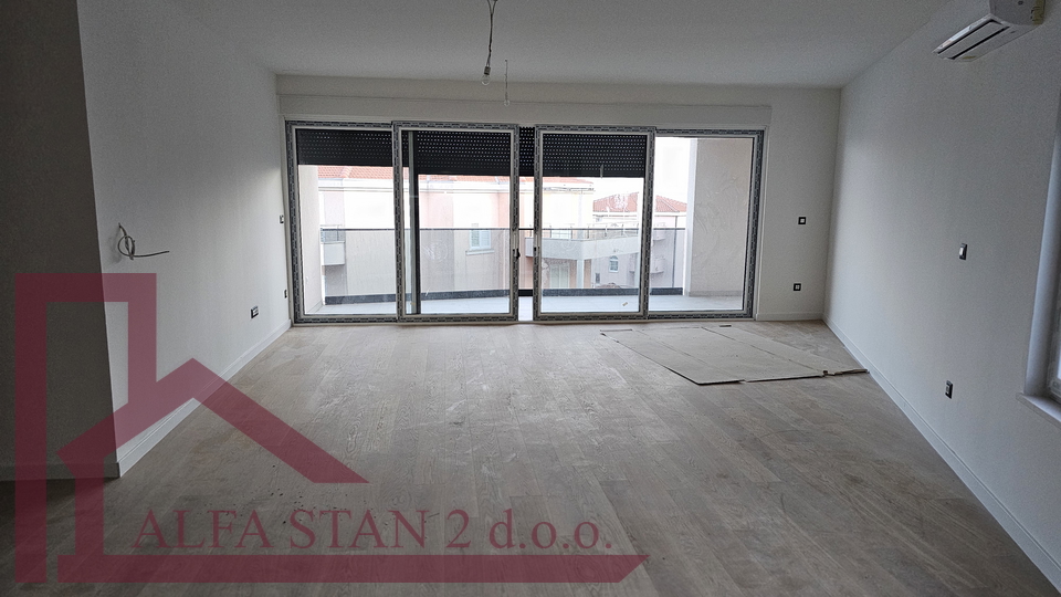 Podstrana, Grljevac, Stan 3S+DB + terasa + ostava+ 2 garažna parkirna mjesta