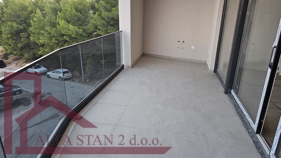 Podstrana, Grljevac, Stan 3S+DB + terasa + ostava+ 2 garažna parkirna mjesta