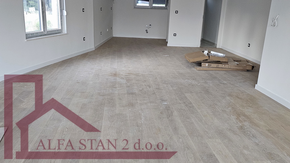 Podstrana, Grljevac, Stan 3S+DB + terasa + ostava+ 2 garažna parkirna mjesta