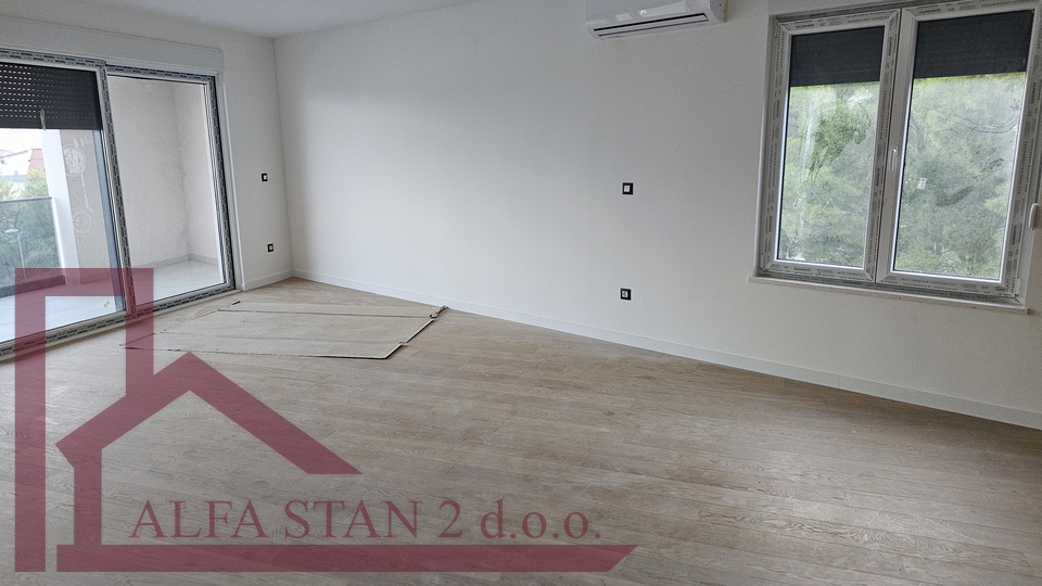 Podstrana, Grljevac, Stan 3S+DB + terasa + ostava+ 2 garažna parkirna mjesta