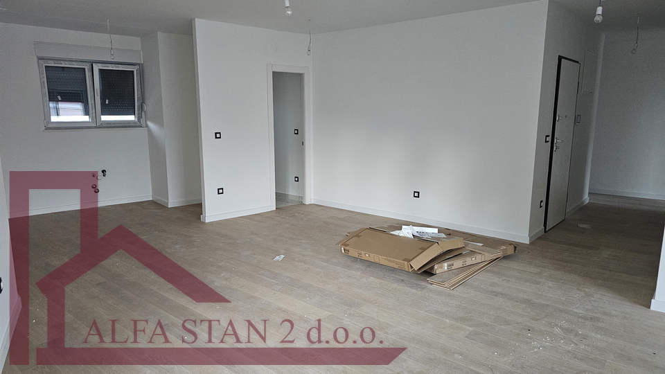 Podstrana, Grljevac, Stan 3S+DB + terasa + ostava+ 2 garažna parkirna mjesta