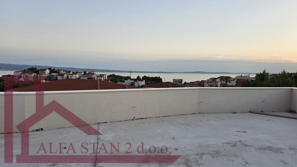 Podstrana, Grljevac, Apartment 3 rooms + dining room + terrace + storage + 2 garage parking spaces