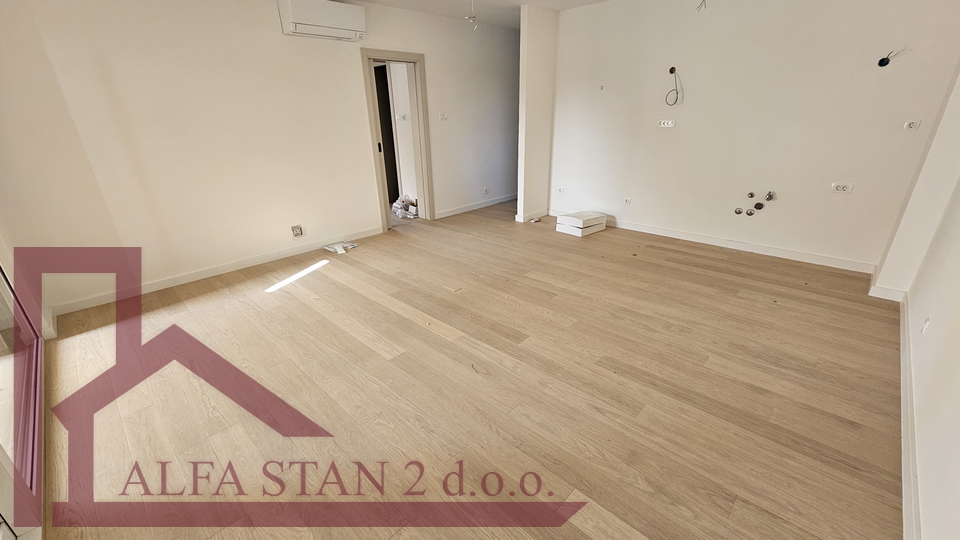 Podstrana, Strožanac, prekrasan trosoban stan u blizini mora