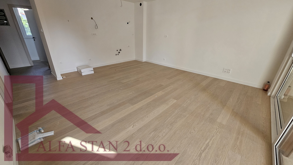 Podstrana, Strožanac, prekrasan trosoban stan u blizini mora
