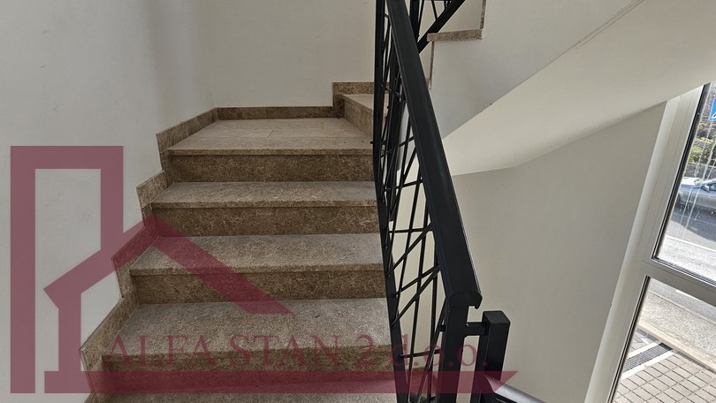 Dvosoban stan 50 metara od mora+ parking+ ostava