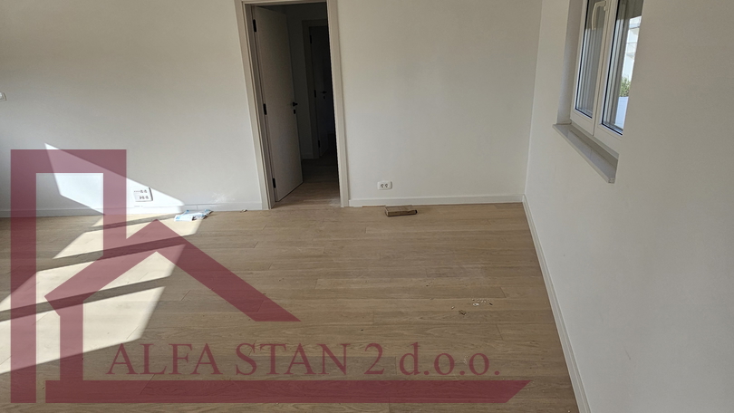 Dvosoban stan 50 metara od mora+ parking+ ostava