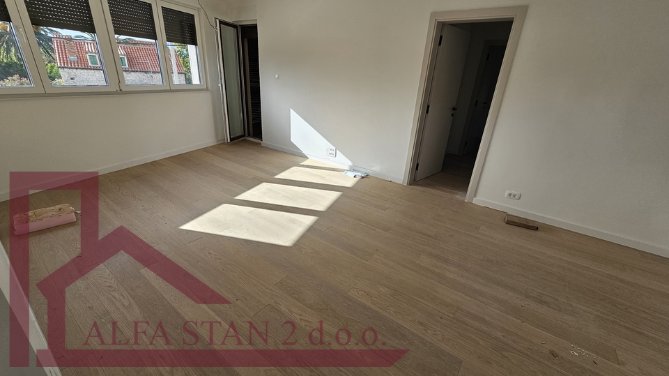 Dvosoban stan 50 metara od mora+ parking+ ostava