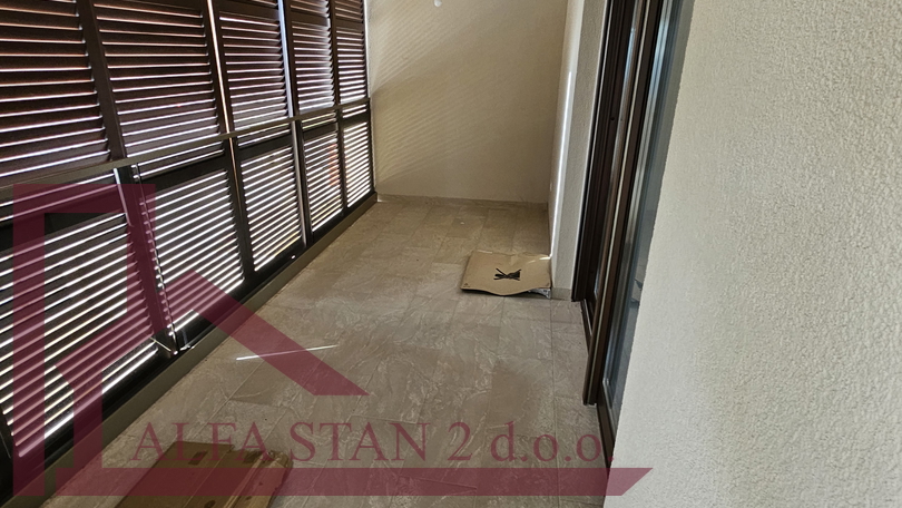 Dvosoban stan 50 metara od mora+ parking+ ostava