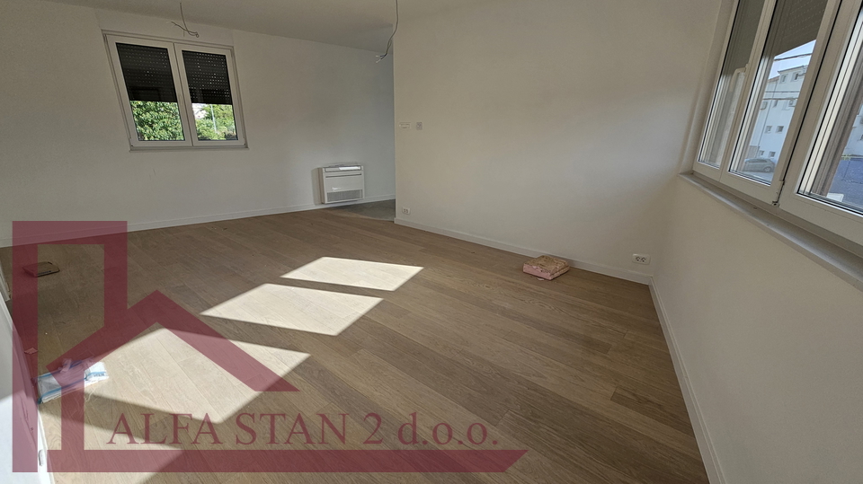 Dvosoban stan 50 metara od mora+ parking+ ostava