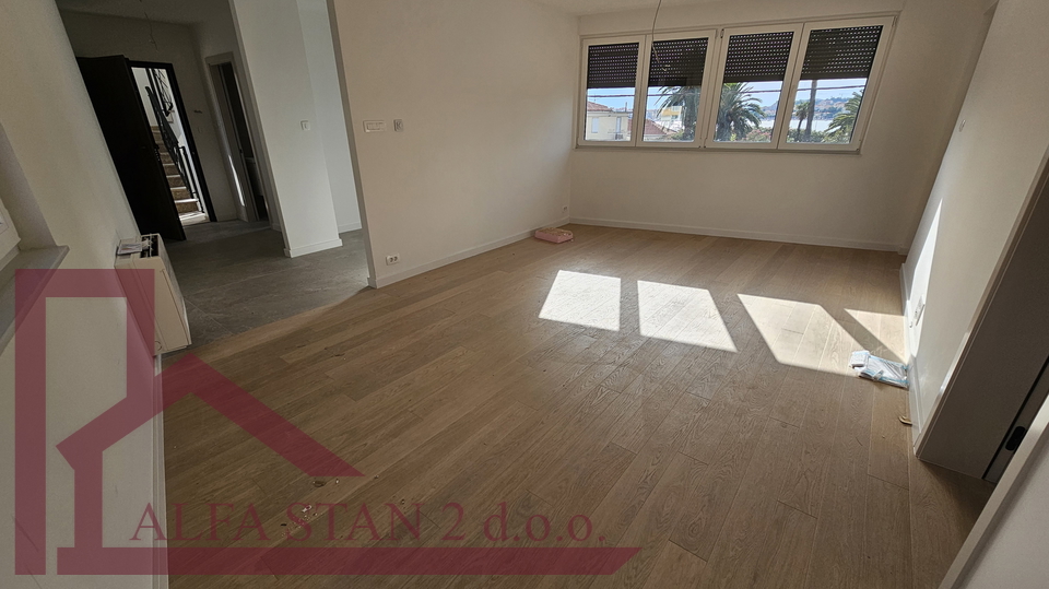Dvosoban stan 50 metara od mora+ parking+ ostava