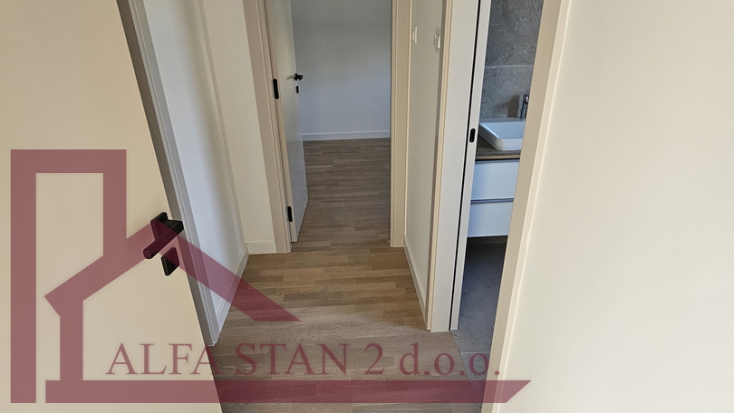 Dvosoban stan 50 metara od mora+ parking+ ostava