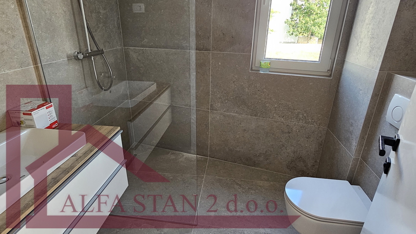 Dvosoban stan 50 metara od mora+ parking+ ostava