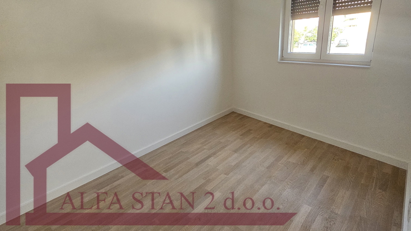 Dvosoban stan 50 metara od mora+ parking+ ostava