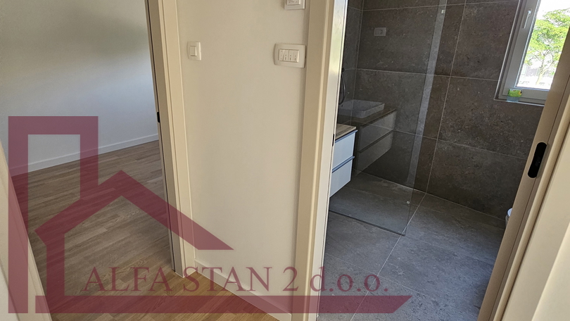Dvosoban stan 50 metara od mora+ parking+ ostava