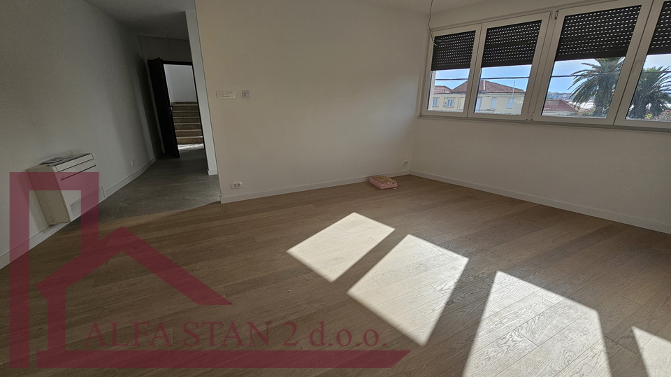 Dvosoban stan 50 metara od mora+ parking+ ostava