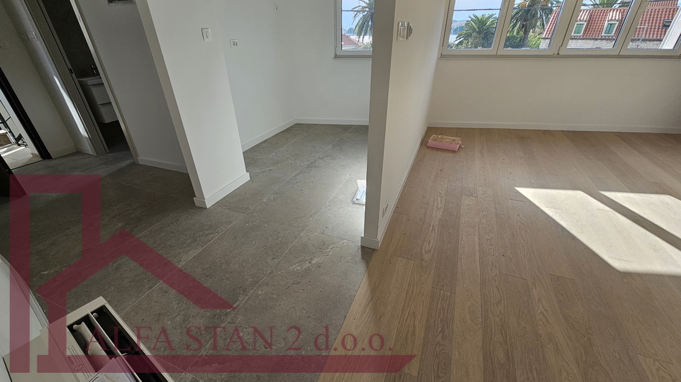 Dvosoban stan 50 metara od mora+ parking+ ostava
