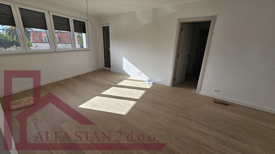Dvosoban stan 50 metara od mora+ parking+ ostava