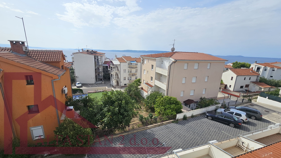 Okrug Gornji- dvoetažni stan 91,85 m² – 250 m od mora – kompletno renoviran sa pogledom na more