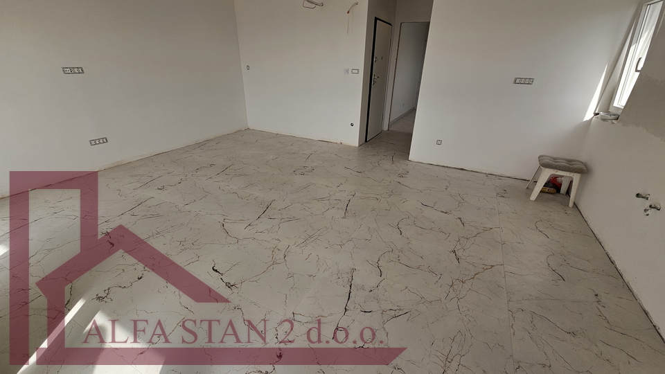 Okrug Gornji- dvoetažni stan 91,85 m² – 250 m od mora – kompletno renoviran sa pogledom na more