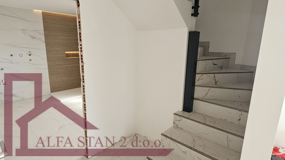 Okrug Gornji- dvoetažni stan 91,85 m² – 250 m od mora – kompletno renoviran sa pogledom na more