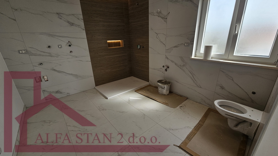 Okrug Gornji- dvoetažni stan 91,85 m² – 250 m od mora – kompletno renoviran sa pogledom na more