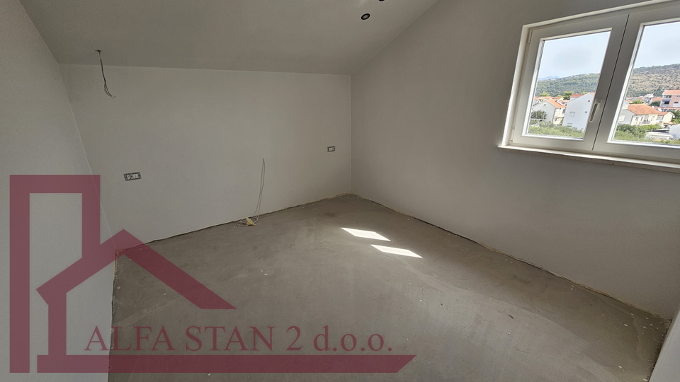 Okrug Gornji- dvoetažni stan 91,85 m² – 250 m od mora – kompletno renoviran sa pogledom na more