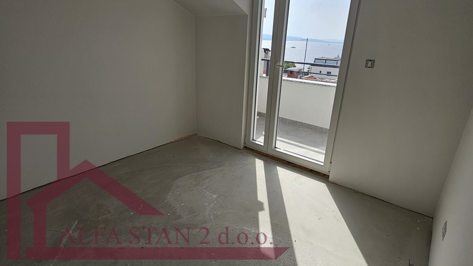 Okrug Gornji- dvoetažni stan 91,85 m² – 250 m od mora – kompletno renoviran sa pogledom na more