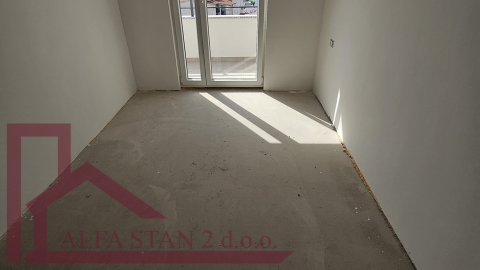 Okrug Gornji- dvoetažni stan 91,85 m² – 250 m od mora – kompletno renoviran sa pogledom na more