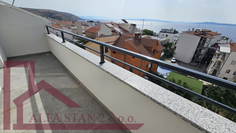 Okrug Gornji- dvoetažni stan 91,85 m² – 250 m od mora – kompletno renoviran sa pogledom na more