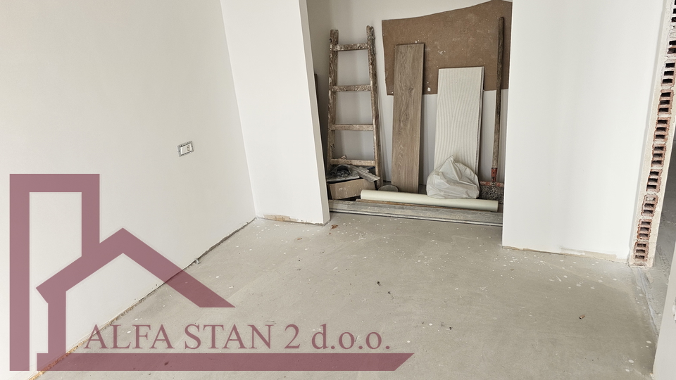 Okrug Gornji- dvoetažni stan 91,85 m² – 250 m od mora – kompletno renoviran sa pogledom na more