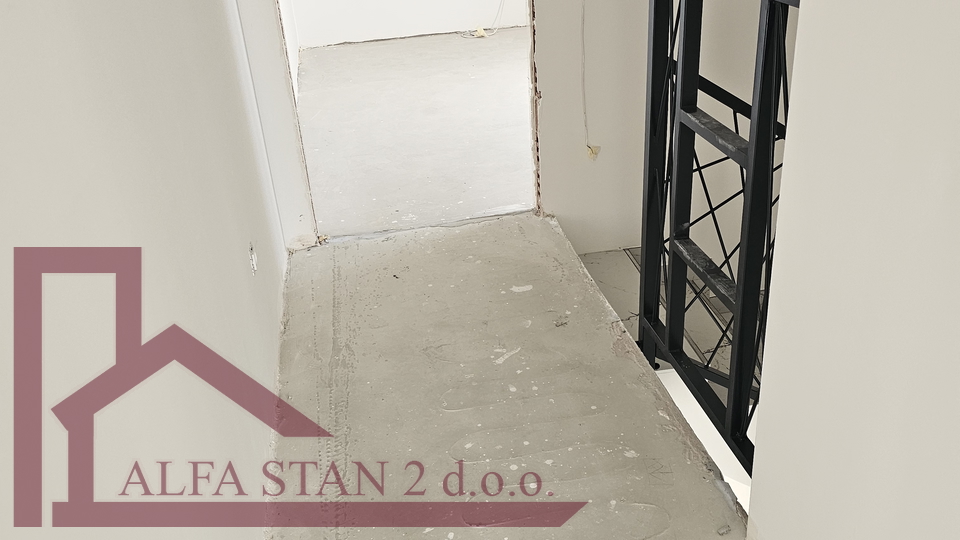 Okrug Gornji- dvoetažni stan 91,85 m² – 250 m od mora – kompletno renoviran sa pogledom na more