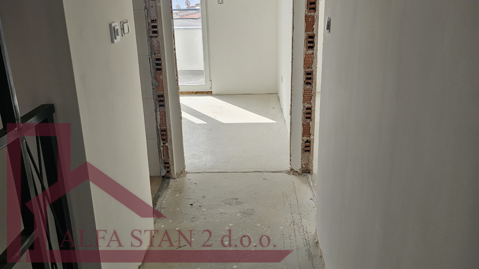 Okrug Gornji- dvoetažni stan 91,85 m² – 250 m od mora – kompletno renoviran sa pogledom na more