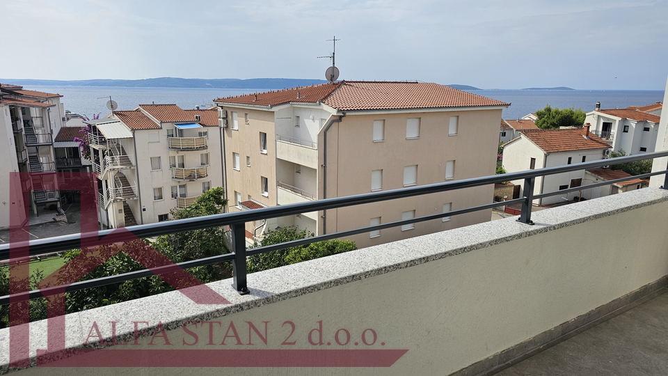 Okrug Gornji- dvoetažni stan 91,85 m² – 250 m od mora – kompletno renoviran sa pogledom na more