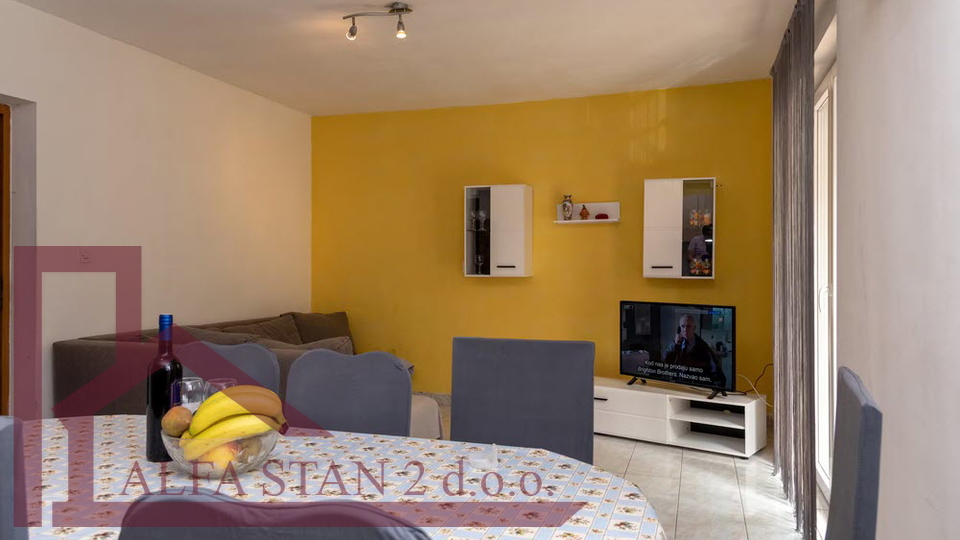 SPLIT &ndash; VISOKA&comma; PROSTRAN TROSOBAN STAN S DVA BALKONA I PARKIRNIM MJESTOM&excl; Dugoro&ccaron;ni najam