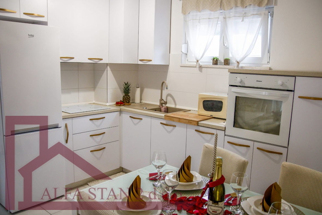 DUGOROČNI NAJAM – NOVOGRADNJA, STROŽANAC, PODSTRANA , 2 SPAVAĆE SOBE , PARKIRNO MJESTO