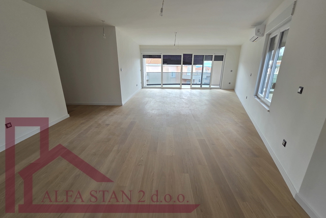 Podstrana, Grljevac, Apartment 3 rooms + dining room + terrace + storage + 2 garage parking spaces