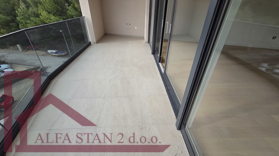 Podstrana&comma; Grljevac&comma; Apartment 3 rooms &plus; dining room &plus; terrace &plus; storage &plus; 2 garage parking spaces