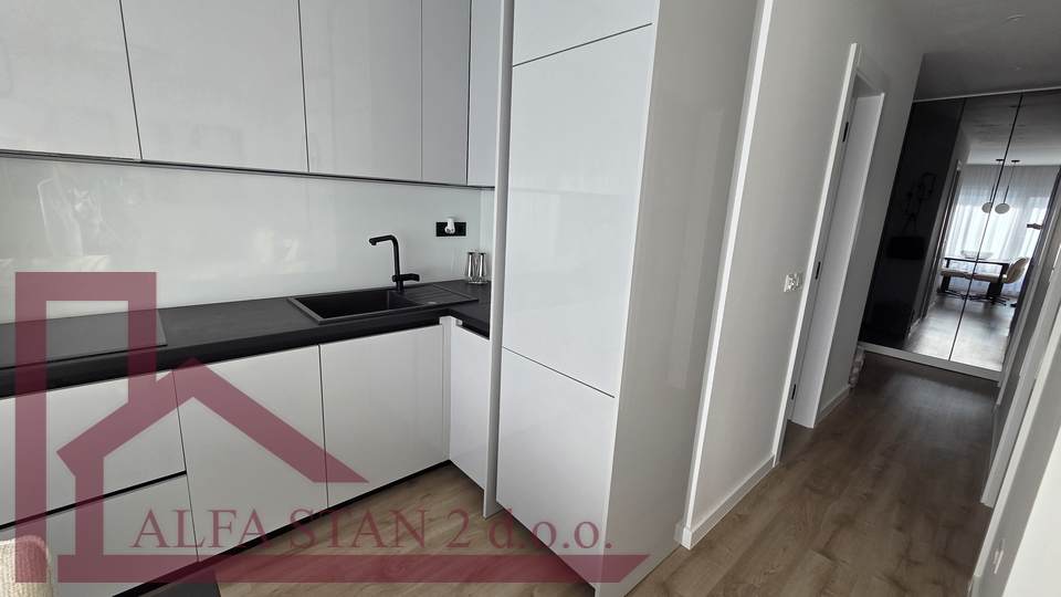 MAKARSKA&comma; PRIMO INSEDIAMENTO&comma; appartamento bilocale per affitto a lungo termine 900&euro;