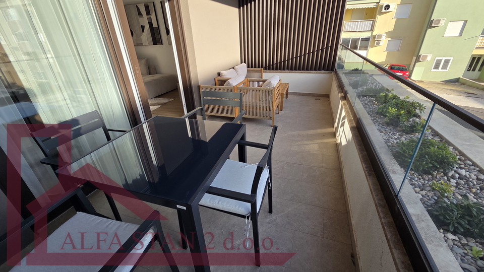 MAKARSKA&comma; PRIMO INSEDIAMENTO&comma; appartamento bilocale per affitto a lungo termine 900&euro;