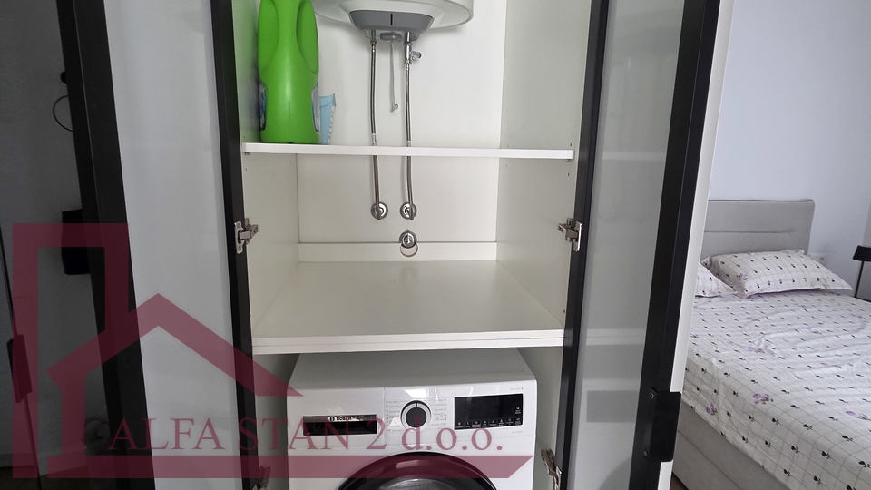MAKARSKA&comma; PRIMO INSEDIAMENTO&comma; appartamento bilocale per affitto a lungo termine 900&euro;