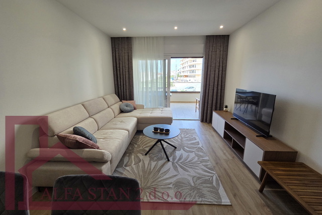 ERSTBEZUG – SONNIGE ZWEIZIMMERWOHNUNG MIT GROSSER TERRASSE UND GARAGENSTELLPLATZ – MAKARSKA
